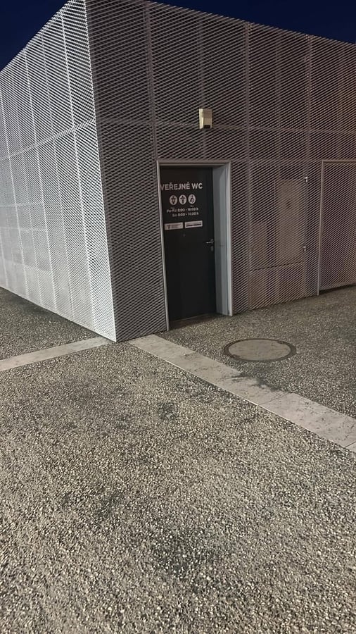Infostánek Náměstí Ostrava-Jih - na náměstí, zvenčí Infostánku