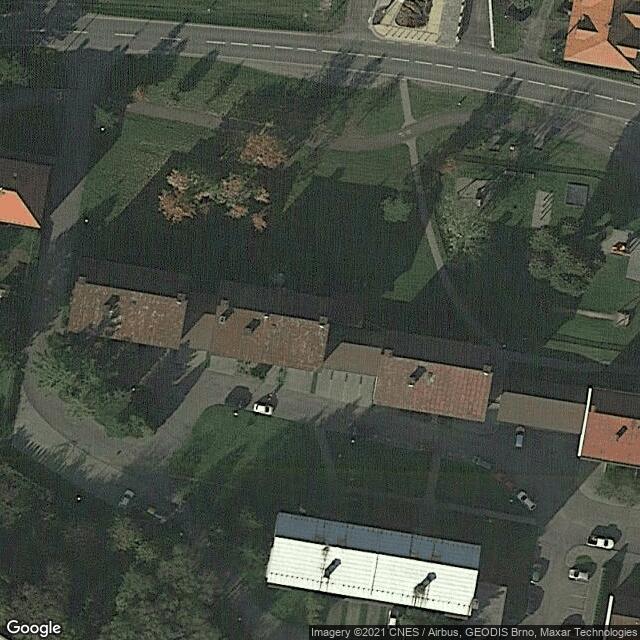 Mobilní wc toaleta u hřiště 