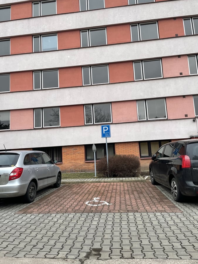 Bezbariérové parkovací místo