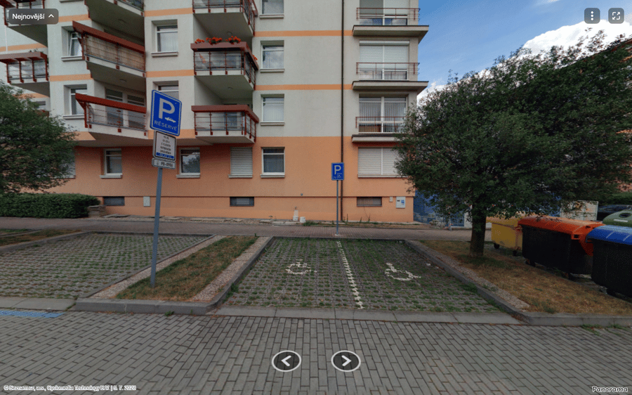 Parkoviště ul. Nad Okrouhlíkem, Praha 8