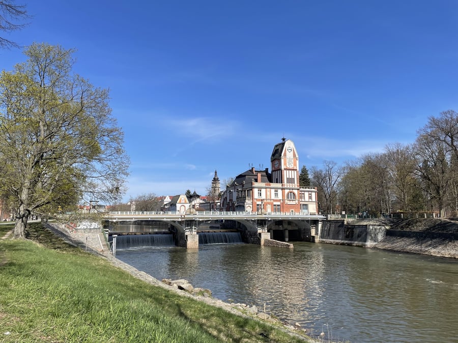 Park u Tylova nábřeží v centru Hradce Králové