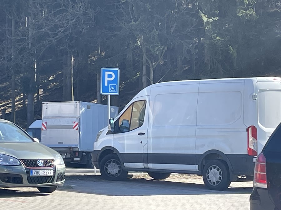 Bezbariérové parkovací místo