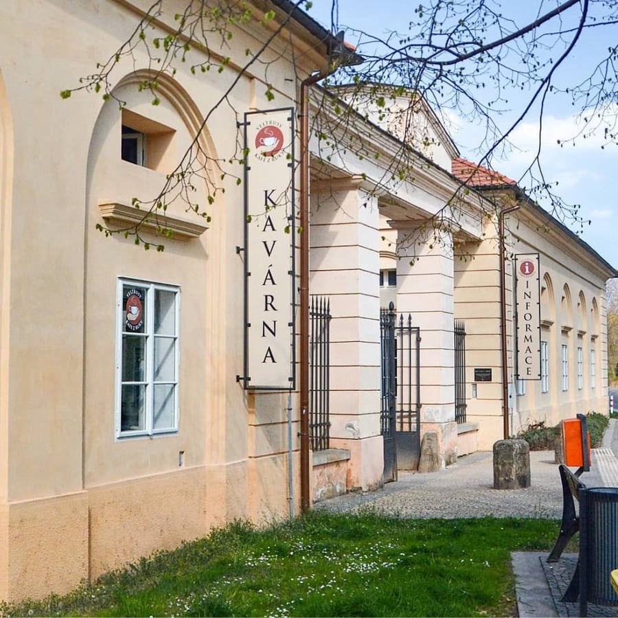 Kafe z ruky, Veltrusy 