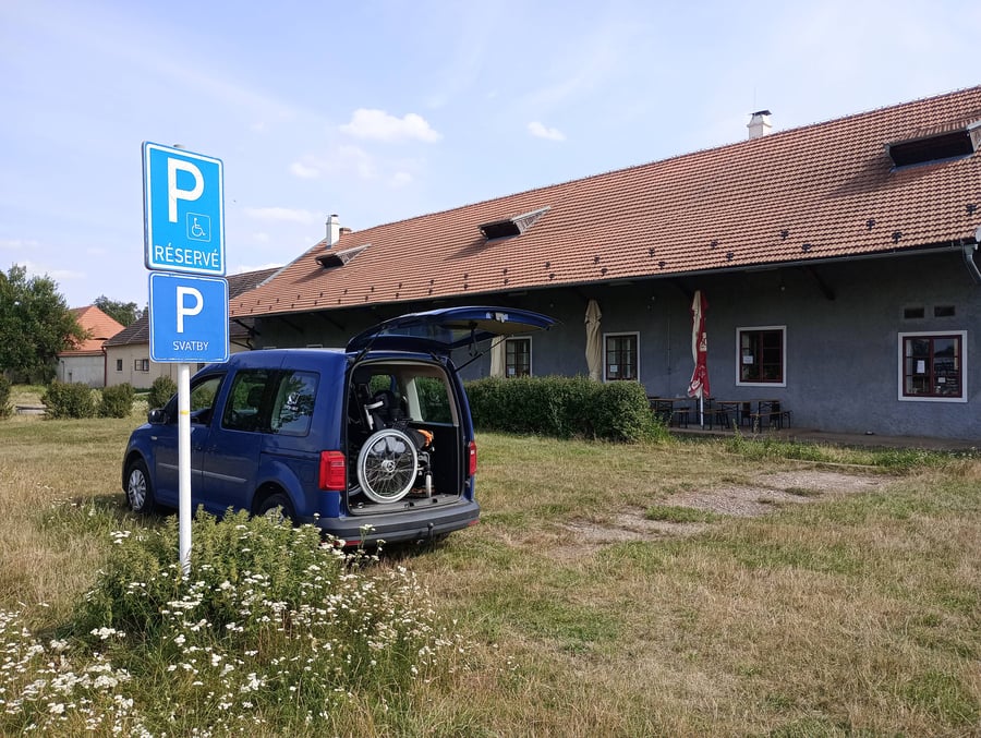 Parkoviště u zámku Veltrusy 