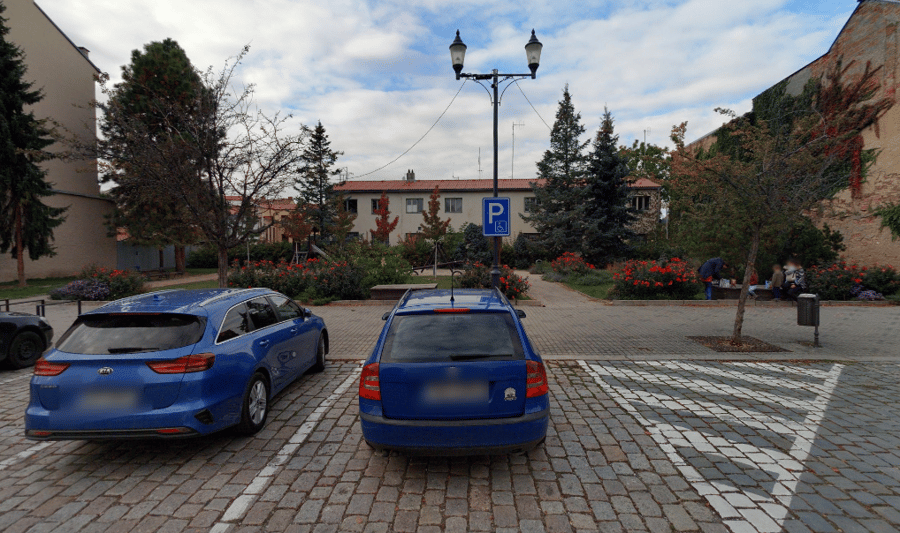Parkoviště Husovo nám., Český Brod 