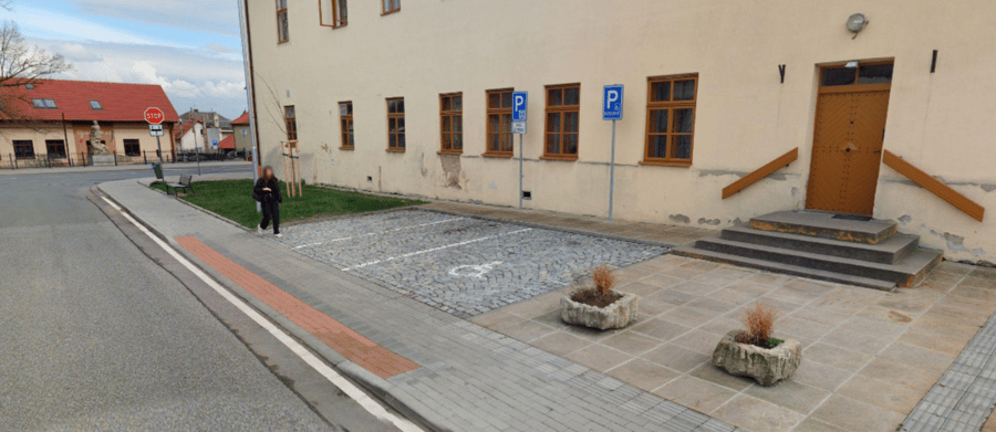 Parkoviště pošta, Zámecká ul., Stěžery