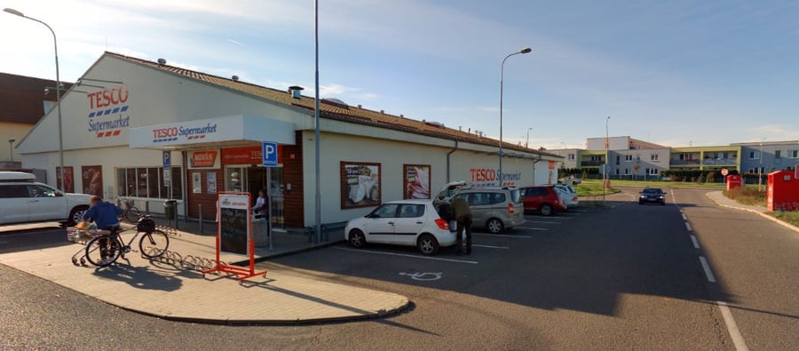 Parkoviště Tesco, Chvalovická  ul., Pečky