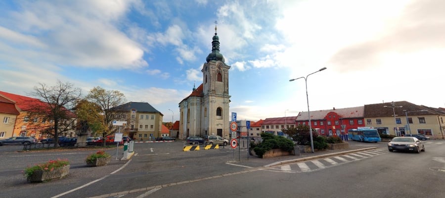 Parkoviště u kostela, Václavské náměstí, Uhlířské Janovice