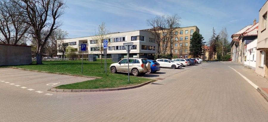 Parkoviště pavilon J, nemocnice Kladno