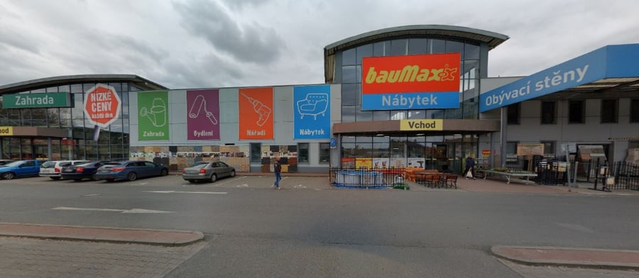 Parkoviště bauMax, Unhošťská ul., Kladno - Kročehlavy