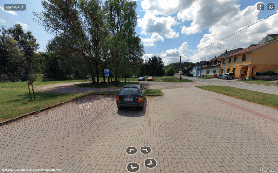 Parkoviště Ostrov u Macochy
