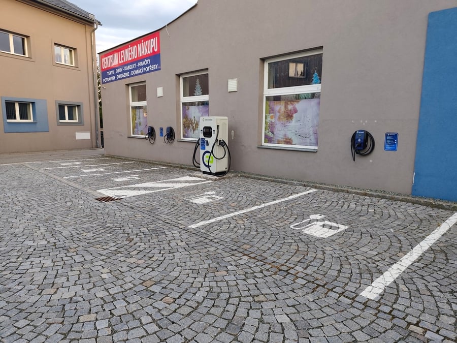 Nabíjecí stanice - Tesla Česká Skalice