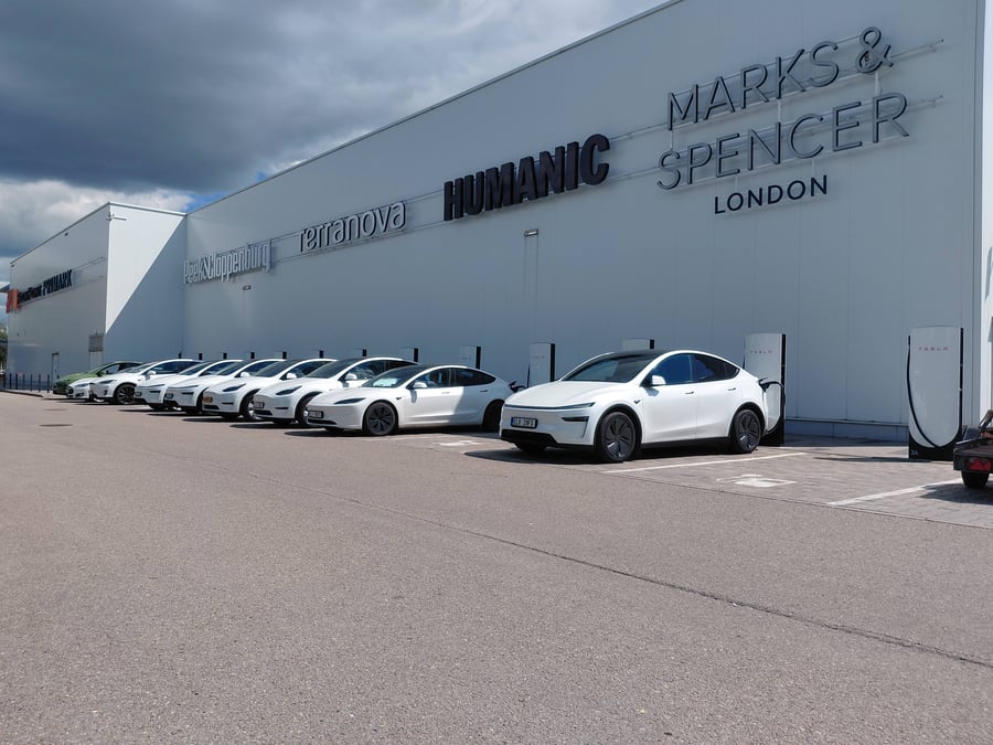 Tesla superchanger Modřice