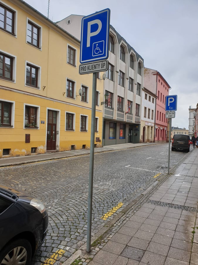 Parkovací místo u Úřadu práce, Stanislava Opočenského, Broumov