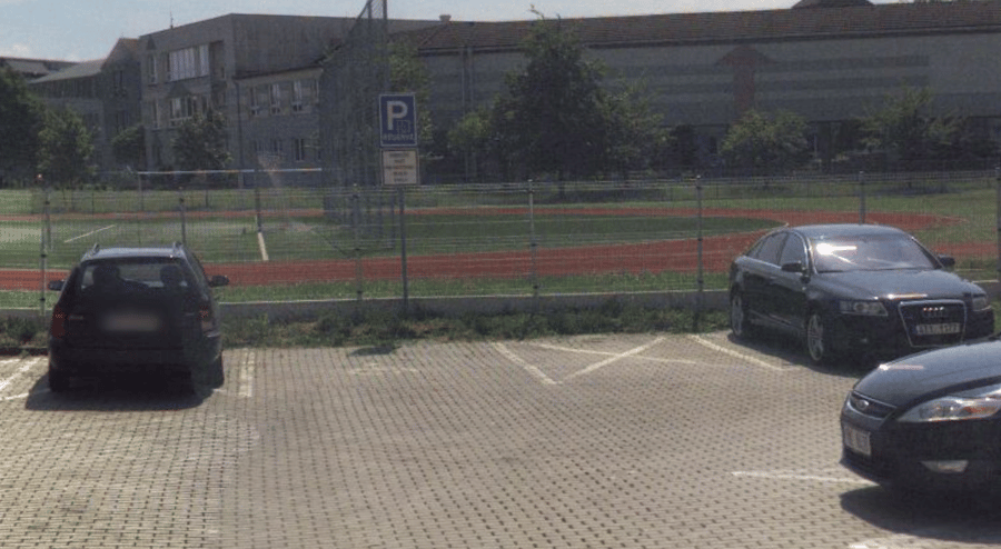 2x vyhrazené místo pro invalidy