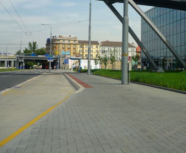 autobusová a trolejbusová zastávkan Karolína U lávky