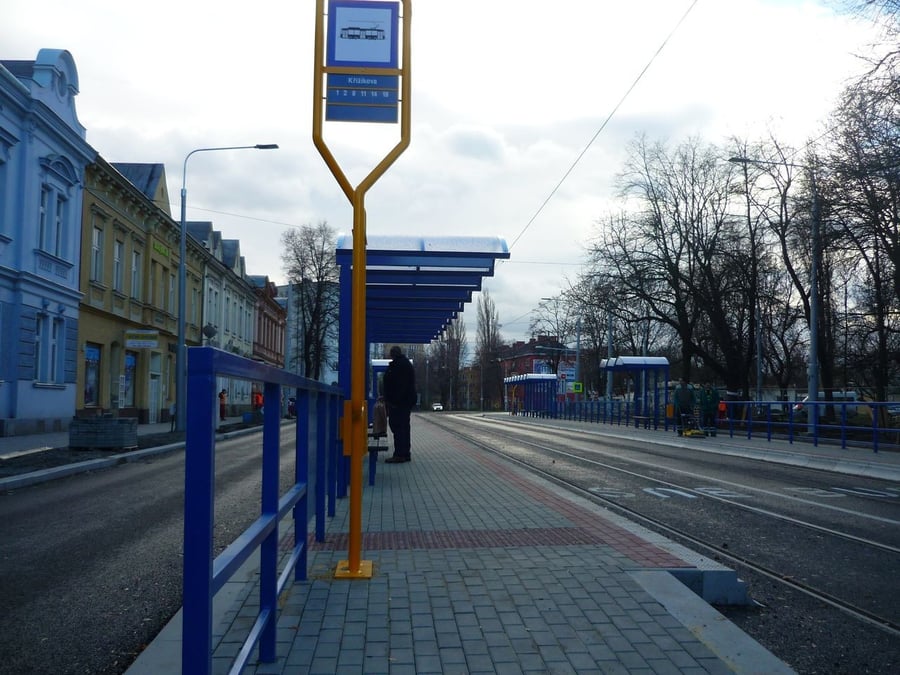 Tramvajová a autobusová zastávka MHD Křižíkova