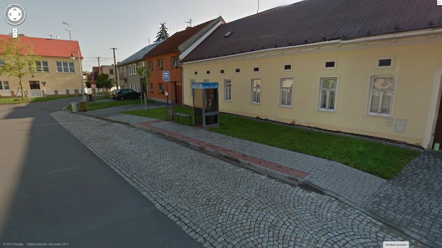 autobusová zastávka Bystrovany, škola