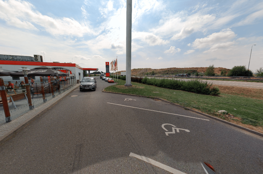 Parkoviště McDonalds Mitrovice 