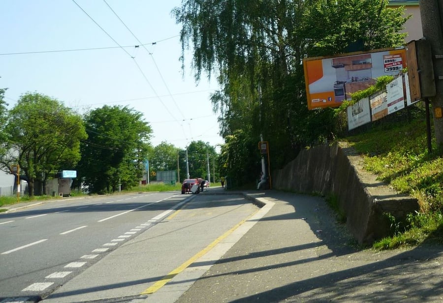 autobusová  a trolejbusová zastávka MHD Strmá