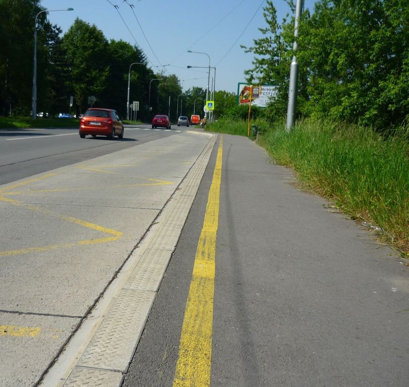 autobusová a  trolejbusová zastávbka MHD Jiřího Trnky