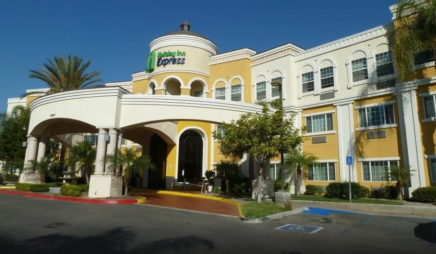 Holiday Inn Express Hotel & Suites***