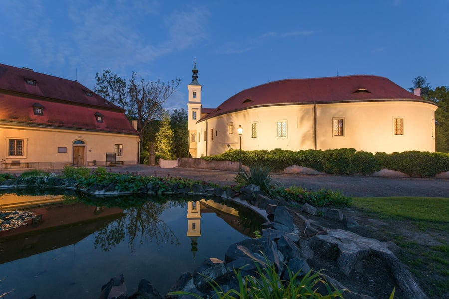Zámek a Středočeské muzeum Roztoky u Prahy