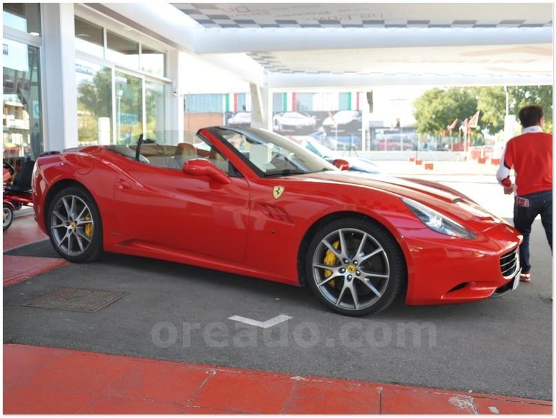 Půjčení Ferrari California s ručním řízením Itálie
