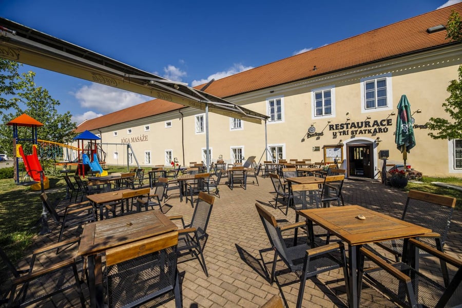 Na statku - kavárna - vinárna, restaurace  Dobříš