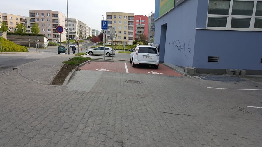 Dvě nová parkovací místa u OD Hasso