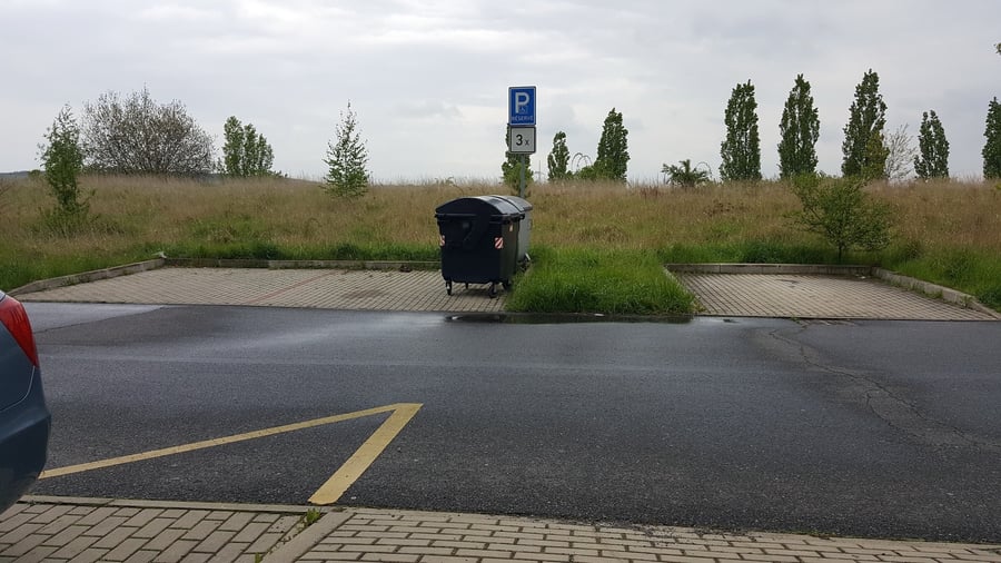 Tři vyhrazená parkovací místa
