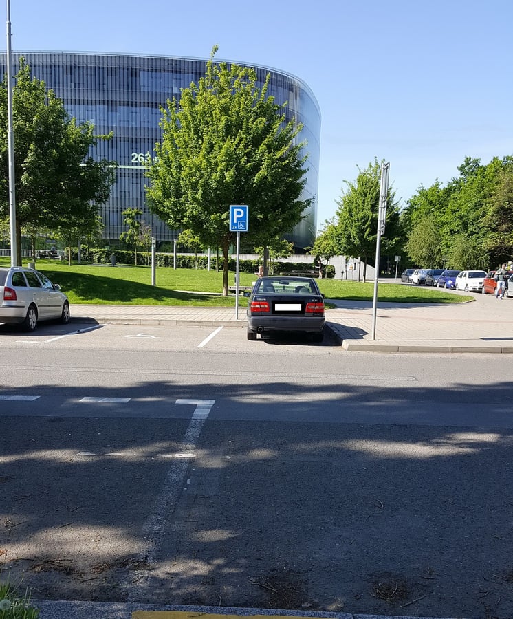 Dvě vyhrazená parkovací místa