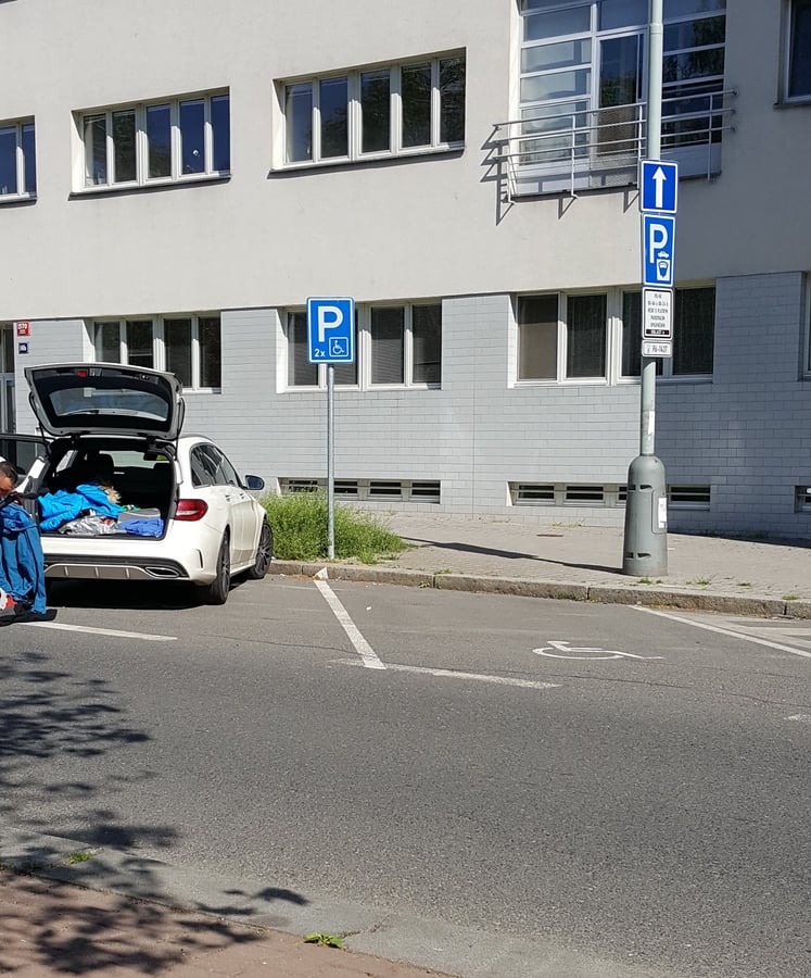 Dvě vyhrazená parkovací místa