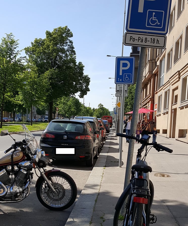 Dvě vyhrazená parkovací místa