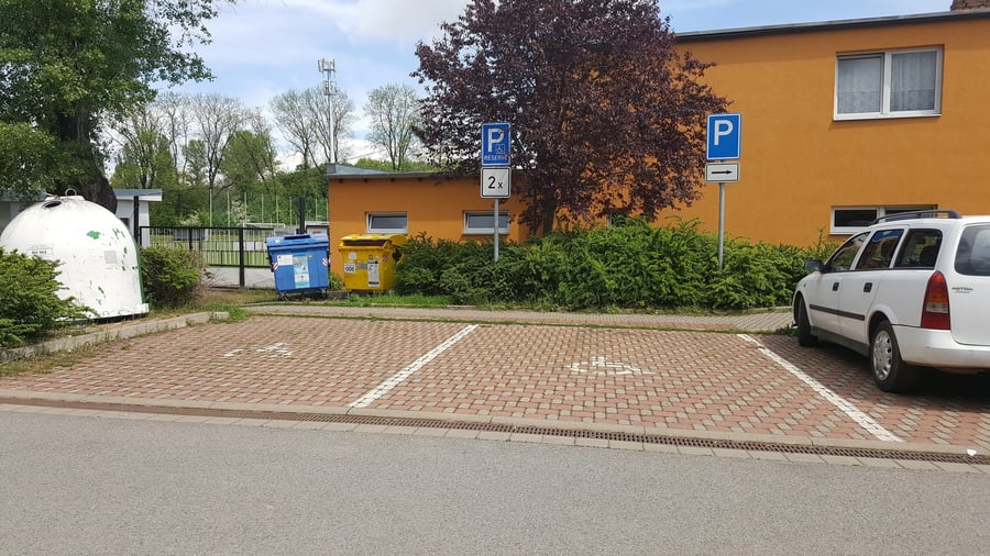 Dvě vyhrazená parkovací místa