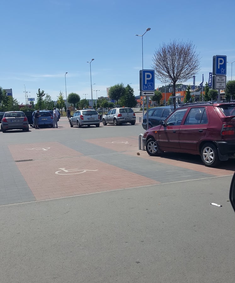 6 vyhrazených parkovacích míst před OD Lidl