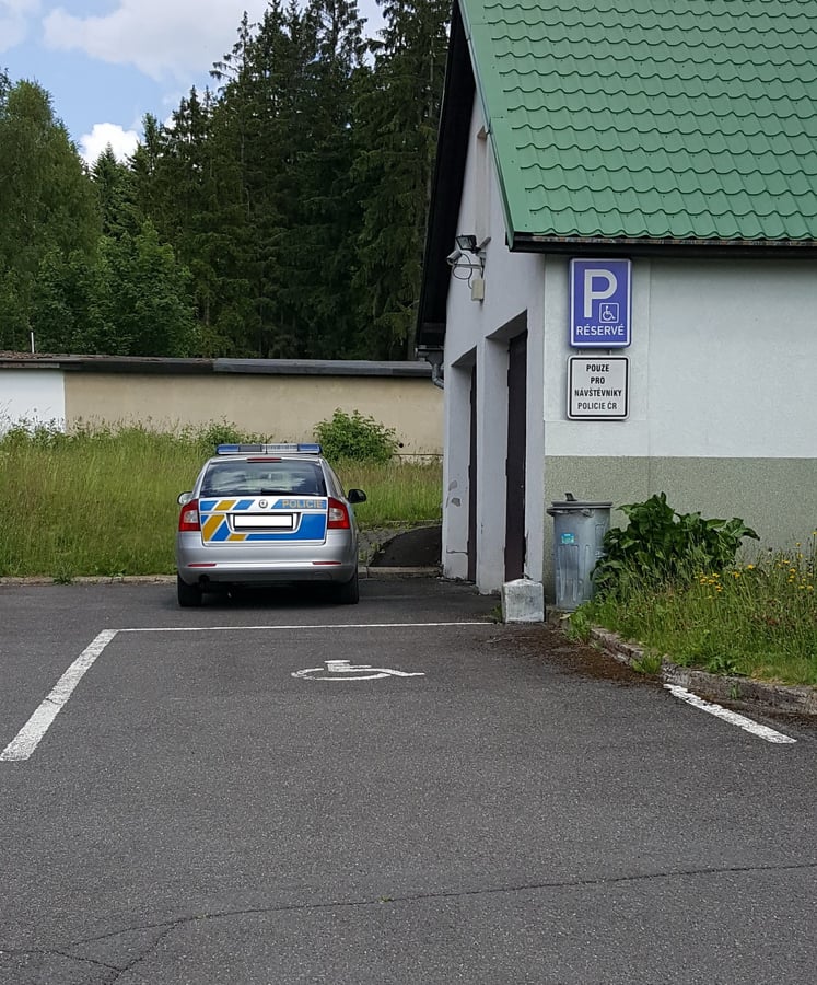Parkovací místo u Obvodního oddělení Policie ČR