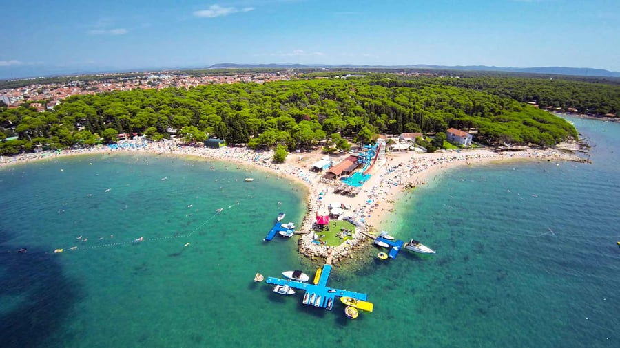 Přístup do vody Pláž Dražica Biograd na Moru, Chorvatsko