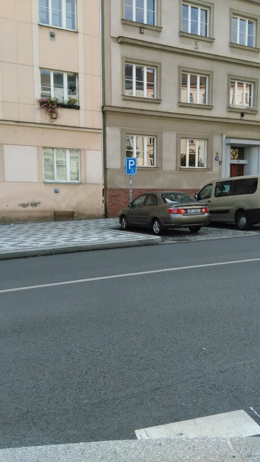 1x vyhrazené parkovací stání