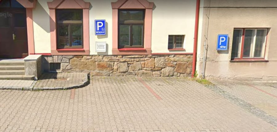 Bezbariérové parkovací místo