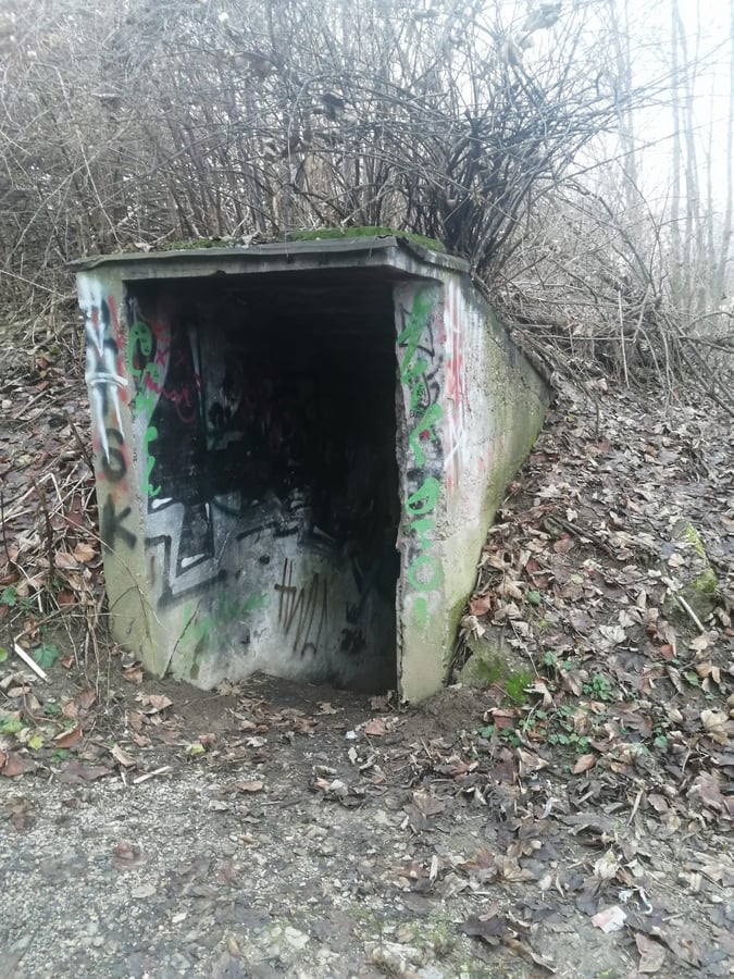 CO kryt pod školou
