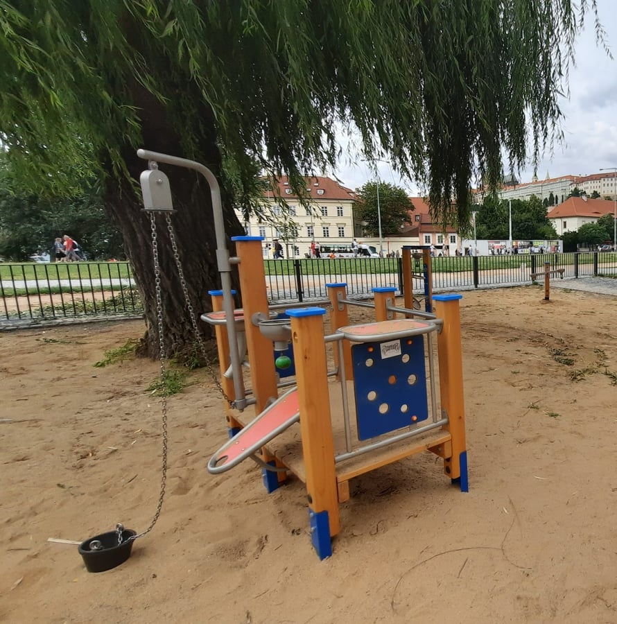 Dětské hřiště v parku na Klárově