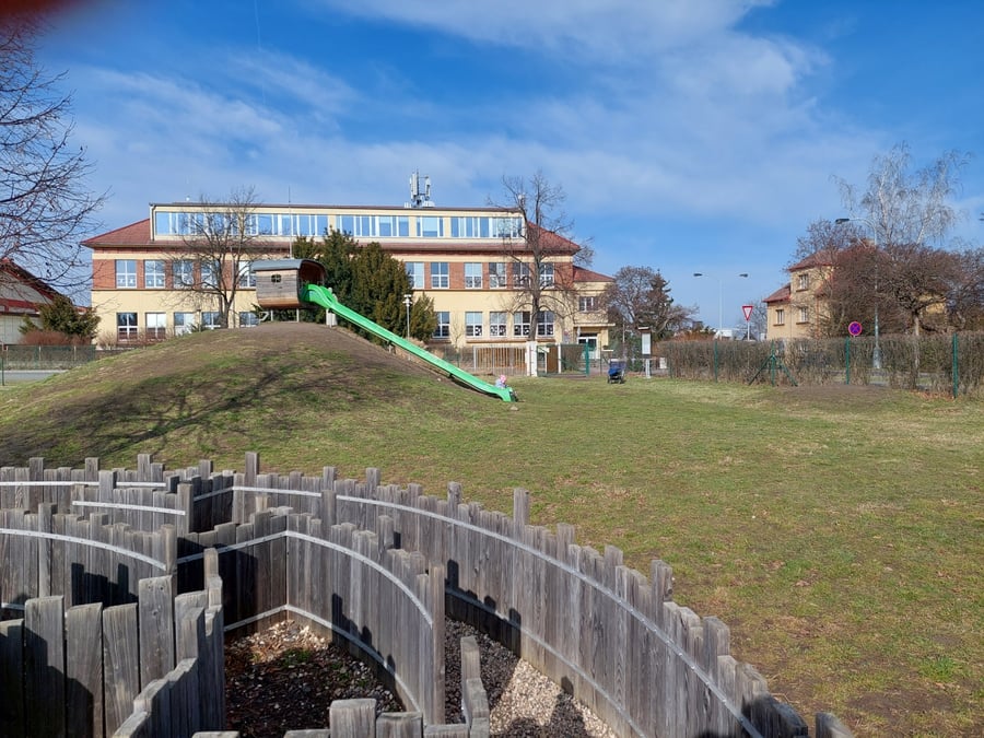Dětské hřiště s klouzačkou a bludištěm