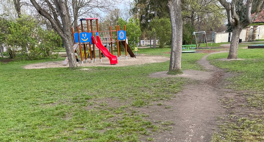 Dětské hřiště v zámecké zahradě