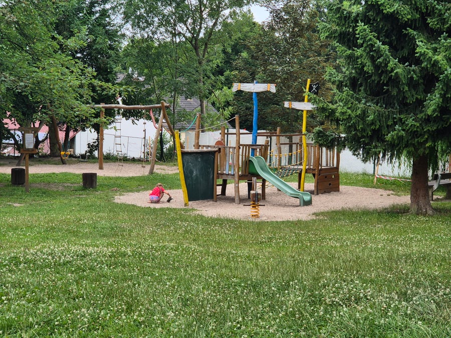 Dětské hřiště u potůčku 