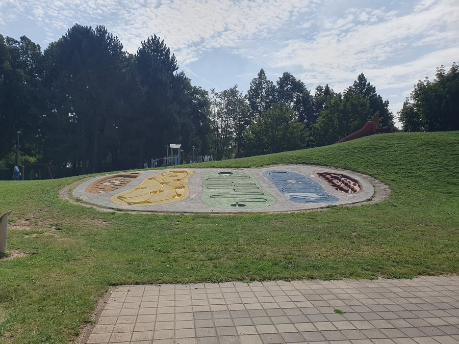 Centrální dětské hřiště s kuličkodráhou