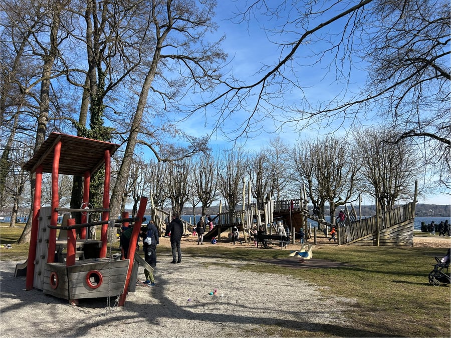 Spielplatz am See