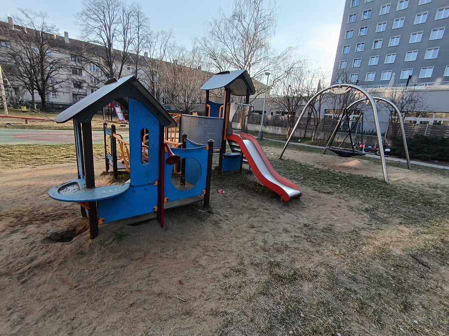 Dětské hřiště pod hotelem