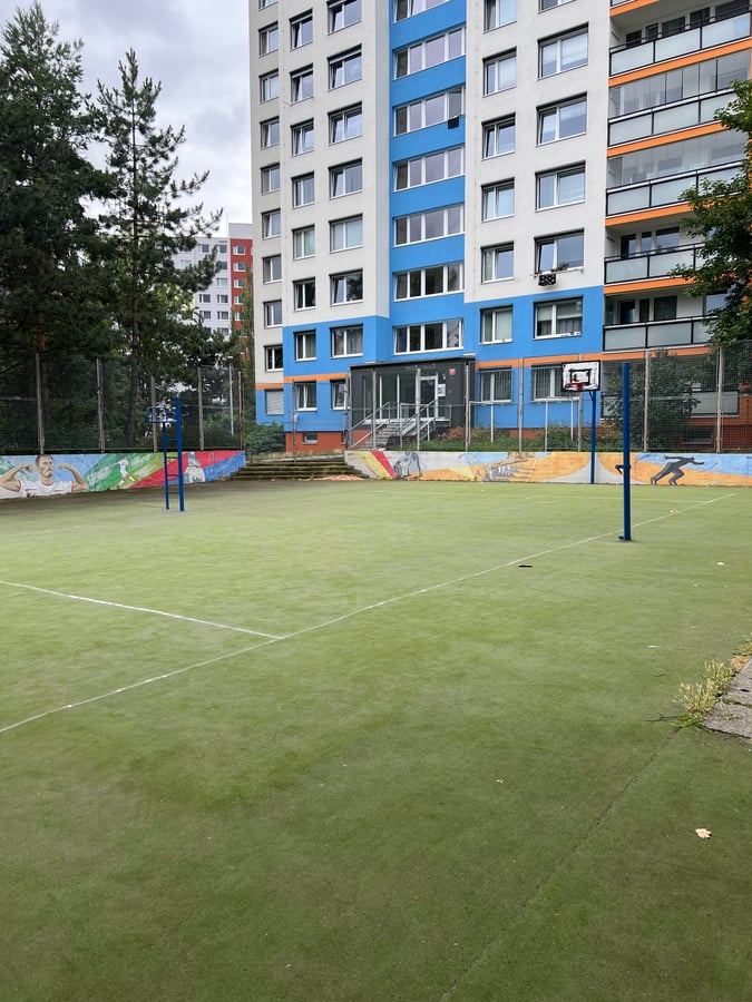 Sportovní hřiště na basket a tenis