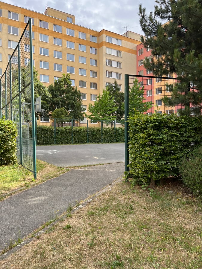 Děské hřiště a sportovní plácek vedle
